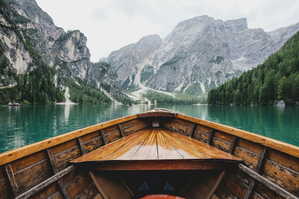 Barca di legno su un lago alpino tra le montagne