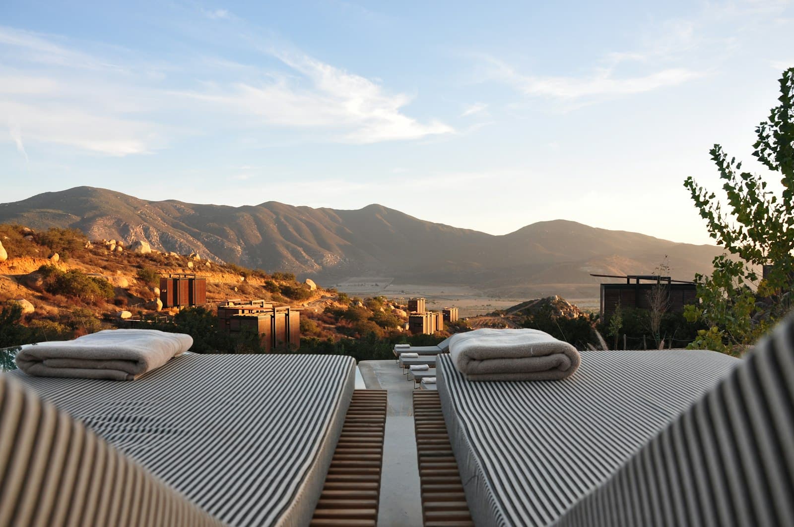 Terrazza con lettini affacciata sulle colline al tramonto